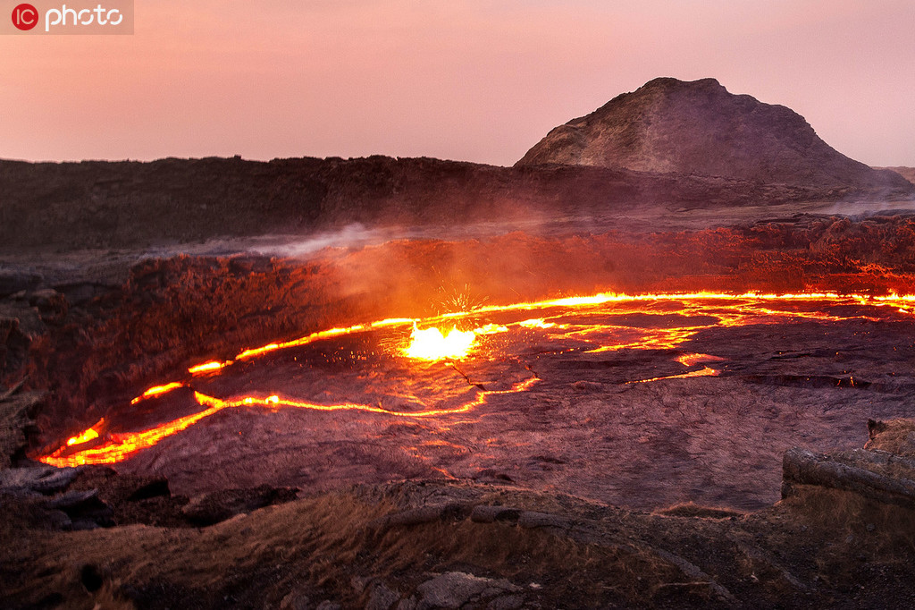 世界上最大的熔岩湖刚果金境内的尼拉贡戈火山